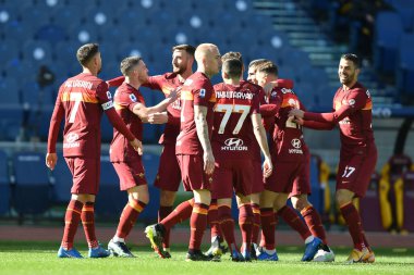  ROME, ITALY - 14 Şubat: AS Roma takımından Giordan Veretout (17 Şubat), İtalya 'nın başkenti Roma' da bulunan Stadio Olimpico 'da AS Roma ve Udinese Calcio maçında gol attıktan sonra takım arkadaşlarıyla kutlama yapıyor.