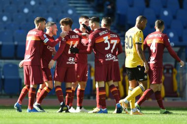  ROME, ITALY - 14 Şubat: AS Roma takımından Giordan Veretout (17 Şubat), İtalya 'nın başkenti Roma' da bulunan Stadio Olimpico 'da AS Roma ve Udinese Calcio maçında gol attıktan sonra takım arkadaşlarıyla kutlama yapıyor.