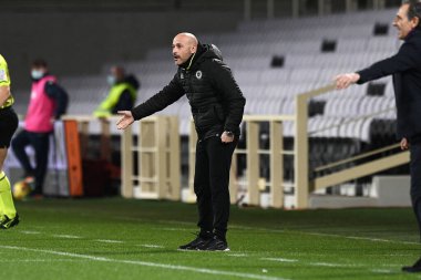 AC Spezia takımının teknik direktörü Vincenzo Italiano İtalya 'nın Floransa şehrindeki Artemio Franchi stadyumunda oynanan ACF Fiorentina-Spezia Calcio maçı sırasında jestler yapıyor.