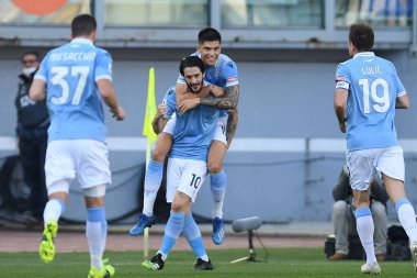 SS Lazio (10) takımından Luis Alberto, 20 Şubat 2021 'de İtalya' daki Stadio Olimpico 'da oynanan SS Lazio - LiveMedia / Claudio Pasquazi maçında gol attıktan sonra kutlama yapıyor.