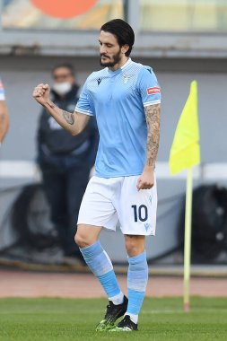 SS Lazio (10) takımından Luis Alberto, 20 Şubat 2021 'de İtalya' daki Stadio Olimpico 'da oynanan SS Lazio - LiveMedia / Claudio Pasquazi maçında gol attıktan sonra kutlama yapıyor.