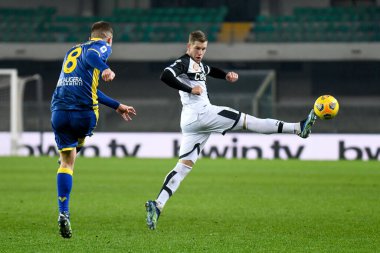 Darko Lazoviç (Hellas Verona), İtalya 'nın Verona kentindeki Marcantonio Bentegodi Stadyumu' nda oynanan Serie A karşılaşmasında Riccardo Gagliolo (Parma) tarafından engellendi.