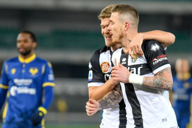 Juraj Kucka (Parma), İtalya 'nın Verona kentindeki Marcantonio Bentegodi Stadyumu' nda oynanan Serie A maçında 0-1 'lik bir skorla takım arkadaşı sayısının ardından kutlama yapıyor.
