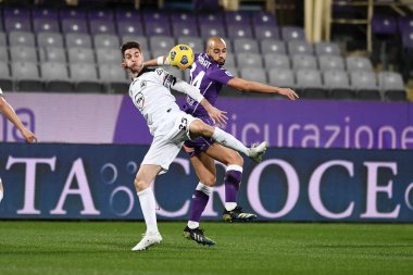 ACF Fiorentina takımından Sofyan Amrabat, İtalya Serisi A maçında AC Spezia takımından Giulio Maggiore 'a karşı mücadele ediyor. ACF Fiorentina, Spezia Calcio' ya karşı Floransa, İtalya 'daki Artemio Franchi stadyumunda, 19 Şubat 2021 - Fotoğraf: LiveMedia / Matteo Pap