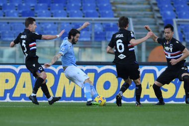 SS Lazio (10) takımından Luis Alberto, 20 Şubat 2021 'de İtalya' daki Stadio Olimpico 'da oynanan SS Lazio - LiveMedia / Claudio Pasquazi maçında gol attıktan sonra kutlama yapıyor.