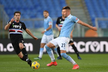 SS Lazio 'dan Serjei Milinkoviç (R), İtalya' nın başkenti Roma 'da 20 Şubat 2021' de oynanan Stadio Olimpico maçında Sampdoria 'lı Adrien Silva' ya (L) karşı mücadele etti.
