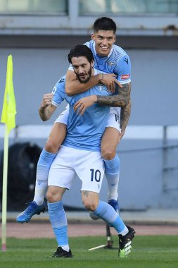 SS Lazio (10) takımından Luis Alberto, 20 Şubat 2021 'de İtalya' daki Stadio Olimpico 'da oynanan SS Lazio - LiveMedia / Claudio Pasquazi maçında gol attıktan sonra kutlama yapıyor.