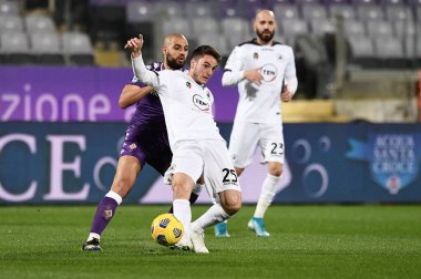 AC Spezia takımından Giulio Maggiore, ACF Fiorentina takımından Sofyan Amrabat 'a karşı İtalya Serisi A maçında ACF Fiorentina, Spezia Calcio' ya karşı Floransa, İtalya 'daki Artemio Franchi stadyumunda, 19 Şubat 2021 - Fotoğraf: LiveMedia / Matteo Pap