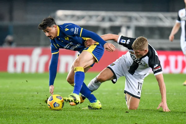 Koray Gunter (Hellas Verona), İtalya 'nın Verona kentindeki Marcantonio Bentegodi Stadyumu' nda oynanan Serie A karşılaşmasında Andreas Cornelius (Parma) tarafından engellenen topu taşıyor.