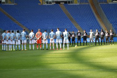 Mauro Bellugi 'nin İtalyan futbolu Serie A maçı sırasında İtalya' nın başkenti Roma 'daki Stadio Olimpico' da oynanan SS Lazio vs UC Sampdoria maçında bir dakikalık saygı duruşunda bulunması.