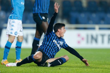 Matteo Pessina (Atalanta), 21 Şubat 2021 'de İtalya' nın Bergamo kentindeki Gewiss Stadyumu 'nda oynanan Atalanta BC-SSC Napoli maçı sırasında penaltı alamadıktan sonra protestoya katıldı.