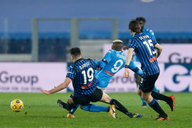 Victor Osimhen (SSC Napoli), 21 Şubat 2021 'de İtalya' nın Bergamo kentindeki Gewiss Stadyumu 'nda oynanan Atalanta BC - SSC Napoli maçında sarı kart alan Berat Djimsiti (Atalanta) tarafından sert bir faul aldı.