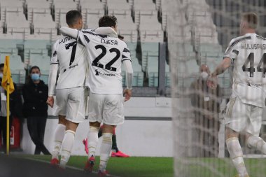 Cristiano Ronaldo (Juventus FC) ve Federico Chiesa (Juventus FC), İtalya 'nın Torino kentindeki Allianz Stadyumu' nda oynanan Juventus FC FC Crotone maçında golü kutluyorlar.