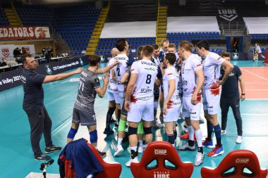 Grupa Azoty Kedzierzyn Kozle oyuncuları, 24 Şubat 2021 'de İtalya' nın Civitanova Marche kentinde düzenlenen Eurosuole Forum 'da Cucine Lube Civitanova vs Grupa Azoty Kedzierzynyn Kozle maçında voleybol sahasına çıktılar.