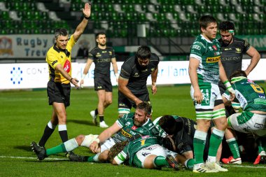 Finlay Bealham (Connacht) Rugby Guinness Pro 14 maçında Irne Herbst (Benetton Treviso) ve Thomas Gallo (Benetton Treviso), Benetton Treviso 'ya karşı Connacht Rugby maçında 26 Şubat 2021 - C