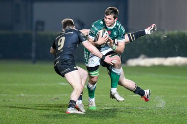 Manuel Zuliani (Benetton Treviso) Rugby Guinness Pro 14 maçında Kieran Marmion (Connacht) tarafından engellenen topu taşıyor Benetton Treviso Connacht Rugby 'ye karşı, İtalya' nın Treviso kentindeki Monigo Stadyumu 'nda, 26 Şubat 2021 - Fotoğraf: LiveMedia / Ettore Griff