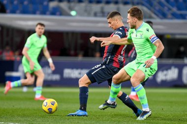 Nicolas Dominguez (Bologna), İtalya 'nın Bologna şehrinde 27 Şubat 2021' de oynanan Renato Dall & # 39; Ara Stadyumu 'nda oynanan İtalya Serie A maçında topu taşıyor.