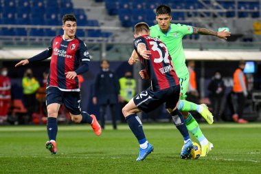 Carlos Joaquin Correa (Lazio), İtalya 'nın Bologna şehrindeki Renato Dall & # 39; Ara stadyumunda oynanan Bologna FC maçında Mattias Svanberg (Bologna) tarafından engellenen topu taşıyor.