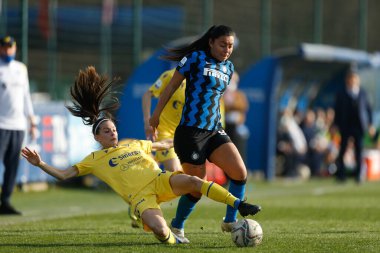 Hazleydi Yoreli Rincon Torres (FC Internazionale) ve Sofya Colombo (Hellas Verona Women) İtalyan futbol takımı Serie A Women maçında Hellas Verona Women 'a karşı Milano, İtalya' daki Suning Gençlik Geliştirme Merkezi 'nde 27 Şubat 2021 -