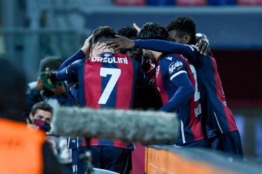 Nicola Sansone (Bologna), İtalya 'nın Bologna kentinde 27 Şubat 2021' de oynanan Renato Dall & # 39; Ara Stadyumu 'nda oynanan İtalya Serie A maçında takım arkadaşlarıyla 2-0' lık gol attıktan sonra kutlama yapıyor.