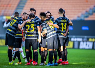 FC Internazionale takımından Matteo Darmian, İtalya 'nın Milano şehrindeki Giuseppe Meazza Stadyumu' nda oynanan FC Internazionale-Genoa CFC karşılaşmasında takım arkadaşlarıyla birlikte kutlama yapıyor.