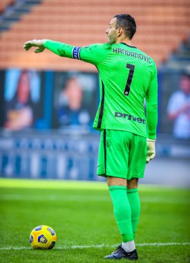 FC Internazionale 'den Samir Handanoviç, İtalya' nın Milano kentinde 28 Şubat 2021 'de Giuseppe Meazza Stadyumu' nda oynanan FC Internazionale-Ceneviz maçı sırasında yaptığı jestler: LiveMedia / Fabrizio Carabelli