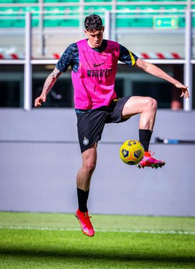 FC Internazionale takımından Alessandro Bastoni, 28 Şubat 2021 'de İtalya' nın Milano kentinde Giuseppe Meazza Stadyumu 'nda oynanan FC Internazionale-Genoa maçında ısındı.
