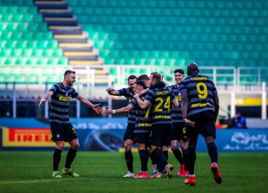 FC Internazionale takımından Alexis Sanchez, İtalya 'nın Milano kentinde 28 Şubat 2021' de oynanan Cenevre Meazza Stadyumu 'nda oynanan FC Internazionale-Ceneviz maçı sırasında takım arkadaşlarıyla birlikte kutlama yapıyor - Kredi: LiveMedia / Fabrizio Carabelli