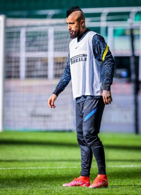 FC Internazionale takımından Arturo Vidal, 28 Şubat 2021 tarihinde İtalya 'nın Milano kentindeki Giuseppe Meazza stadyumunda oynanan FC Internazionale-Ceneviz maçında ısındı.