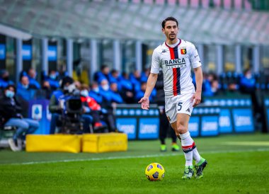 Genoa CFC takımından Edoardo Goldaniga, İtalya 'nın Milano şehrindeki Giuseppe Meazza Stadyumu' nda oynanan FC Internazionale-Genoa CFC maçı sırasında görev başında.