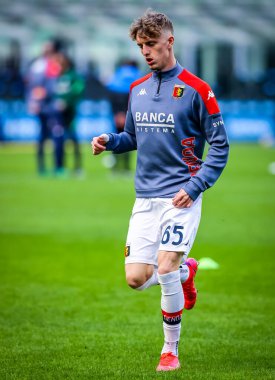 Genoa CFC 'den Nicolo Rovella, İtalya Futbol Ligi Serisi A maçında Milano, İtalya' daki Giuseppe Meazza Stadyumu 'nda Ceneviz İdaresi' ne karşı FC Internazionale maçında ısındı.