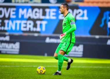 FC Internazionale takımından Samir Handanoviç, İtalya 'nın Milano şehrindeki Giuseppe Meazza Stadyumu' nda oynanan FC Internazionale maçında görev başında.