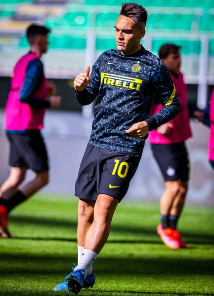 FC Internazionale takımından Lautaro Martinez, İtalya 'nın Milano şehrindeki Giuseppe Meazza Stadyumu' nda oynanan FC Internazionale-Ceneviz maçında ısındı.