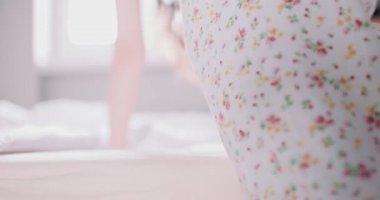 Kadın yatağa atlama