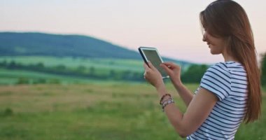 açık havada dijital tablet kullanan kadın 