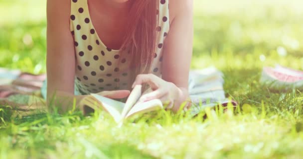 Mujer leyendo libro en el parque — Vídeo de stock