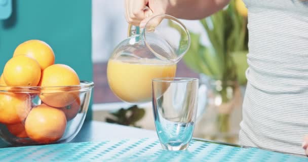 Mujer bebiendo jugo de naranja — Vídeos de Stock