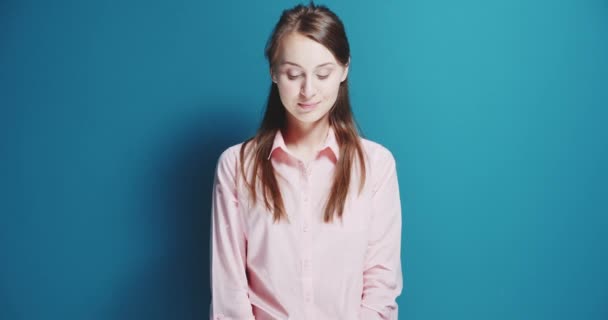 Hermosa mujer sonriente saludable — Vídeo de stock