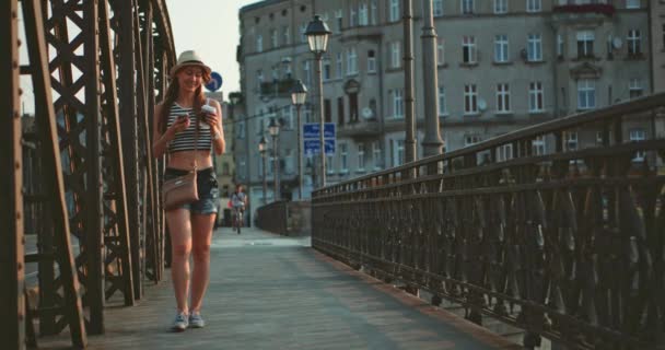 Femme utilisant smartphone et boire du café — Video