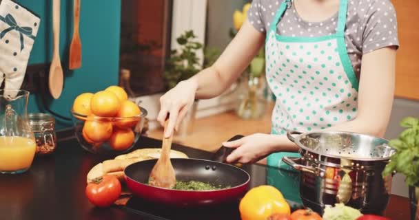 Woman preparing food on frying pan — Stock Video