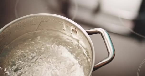 Кипящая вода в котле — стоковое видео
