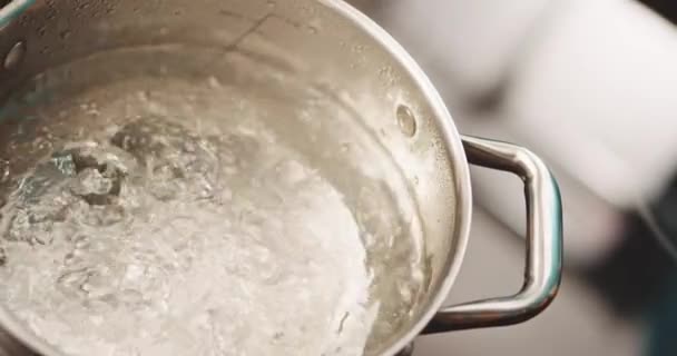 Vařící voda v hrnci — Stock video