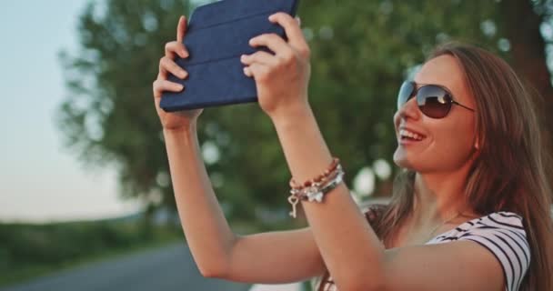 Femme utilisant une tablette numérique en voiture — Video