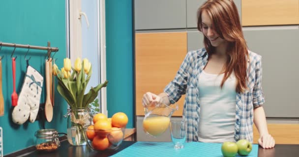 Mujer bebiendo jugo de naranja — Vídeos de Stock