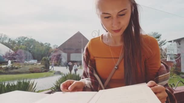 Femme regardant à travers le menu — Video