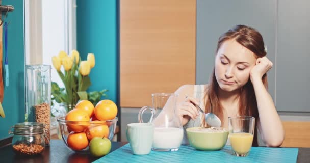 Femme qui mange des céréales saines pour petit déjeuner — Video