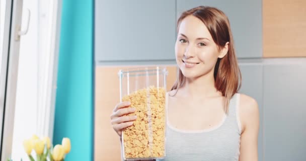 Frau bereitet gesundes Frühstück zu — Stockvideo