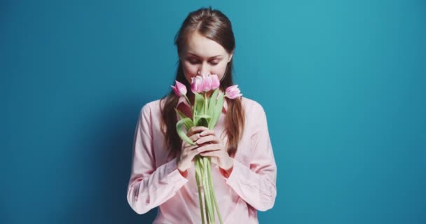 Donna sorridente con bouquet di tulipani — Video Stock