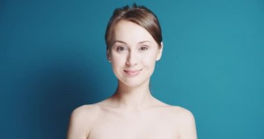 Güzel sağlıklı gülümseyen kadın