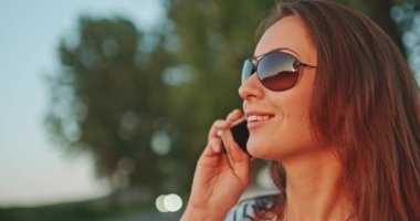 Dijital smartphone kullanan kadın